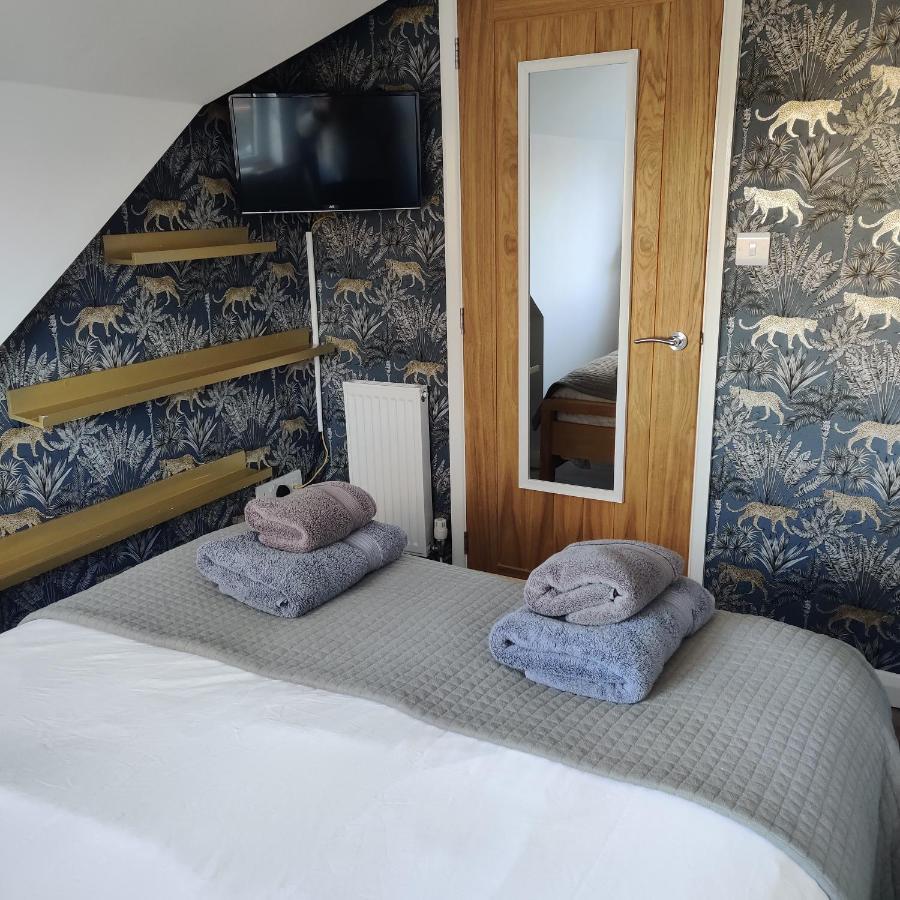 Chester Zoo Apartment: Modern Retreat with City Access Exterior photo