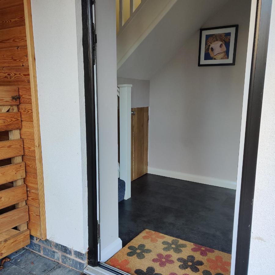 Chester Zoo Apartment: Modern Retreat with City Access Exterior photo