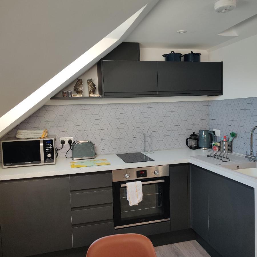 Chester Zoo Apartment: Modern Retreat with City Access Exterior photo