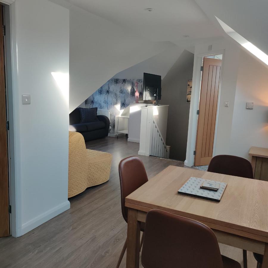 Chester Zoo Apartment: Modern Retreat with City Access Exterior photo